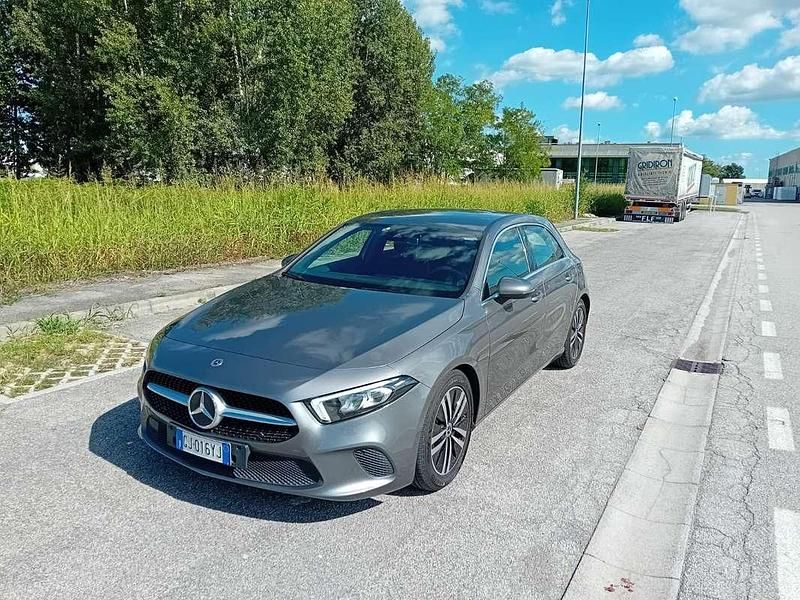 Usata Mercedes A180 Business 116 CV (85 kW) 2022 Grigio Berlina