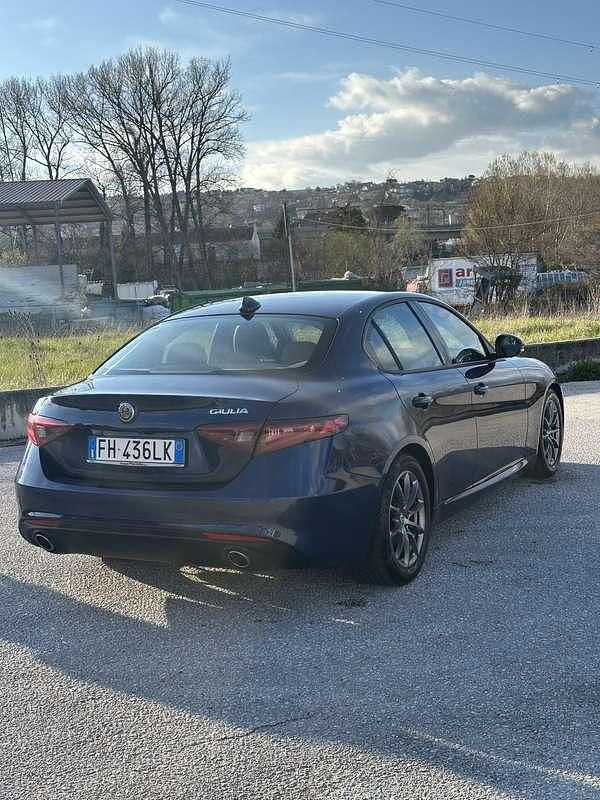 Używany Alfa Romeo Giulia Business 180 KM (132 kW) 2017 Niebieski Sedan/Limuzyna