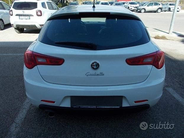 Usata Alfa Romeo Giulietta Distinctive 120 CV (88 kW) 2011 Bianco Utilitaria