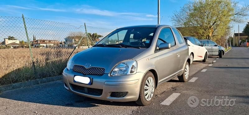 Usata Toyota Yaris 75 CV (55 kW) 2003 Grigio Utilitaria