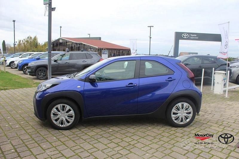 Usata Toyota Aygo X Active 72 CV (52 kW) 2025 Juniper blue SUV