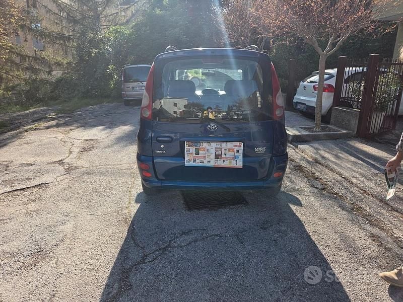 Usata Toyota Yaris 86 CV (63 kW) 2001 Blu Station wagon