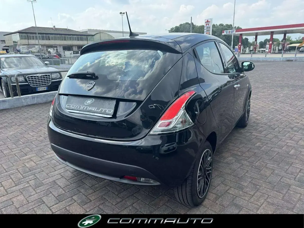Usata Lancia Ypsilon Gold 69 CV (50 kW) 2024 Nero Utilitaria