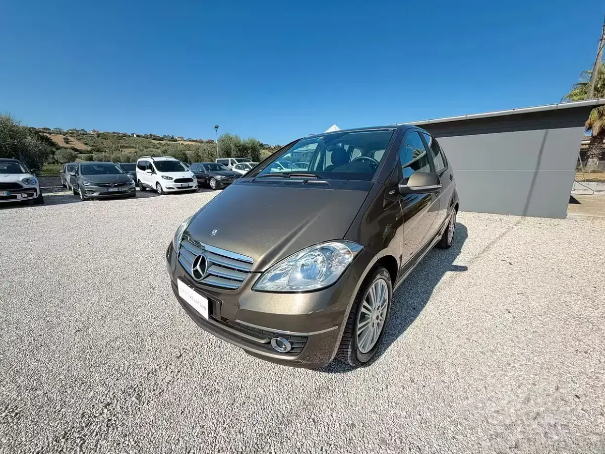 Usata Mercedes A180 Elegance 109 CV (80 kW) 2012 Marrone Utilitaria