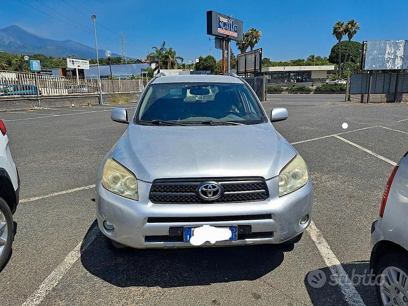 Grigio Usata 2007 Toyota RAV4 SUV | 5500 € (Buon prezzo) - Immagine 1/4