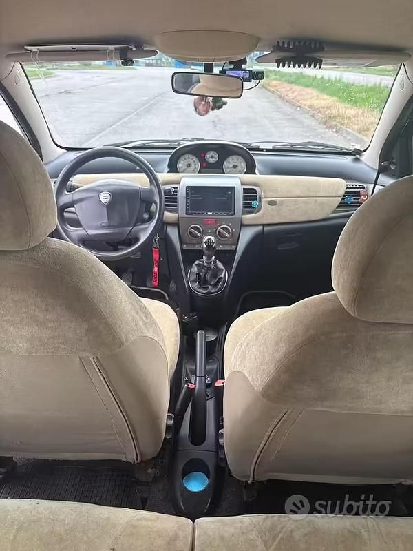 Usata Lancia Ypsilon 80 CV (58 kW) 2004 Nero Utilitaria