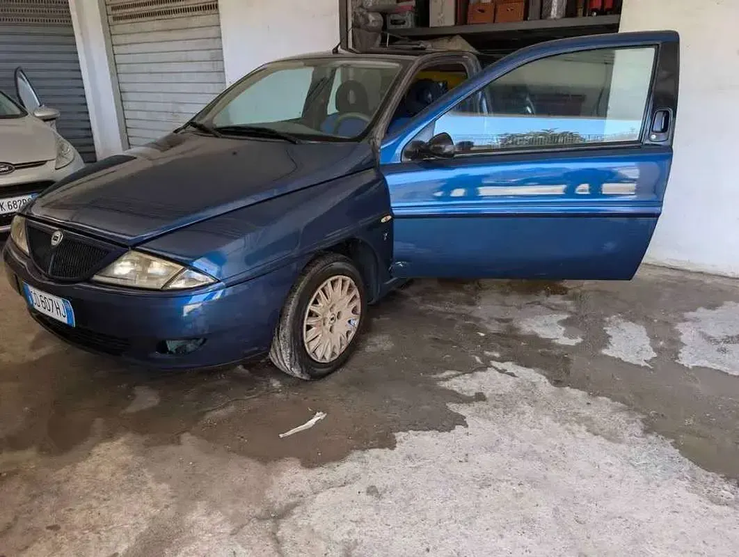 Usata Lancia 2000 60 CV (44 kW) 2003 Blu/azzurro Berlina