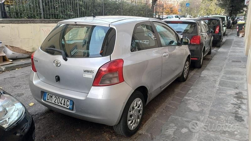 Usata Toyota Yaris 69 CV (50 kW) 2007 Grigio Utilitaria