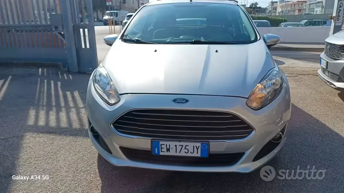 Usata Ford Fiesta 75 CV (55 kW) 2014 Grigio Utilitaria