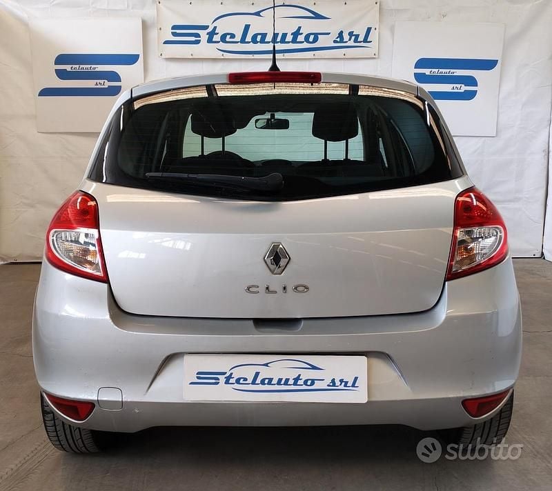 Usata Renault Clio II Dynamique 74 CV (54 kW) 2009 Grigio Berlina