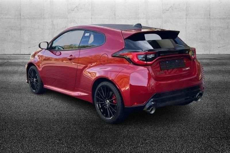 Usata Toyota Yaris 280 CV (205 kW) 2024 Rosso Utilitaria