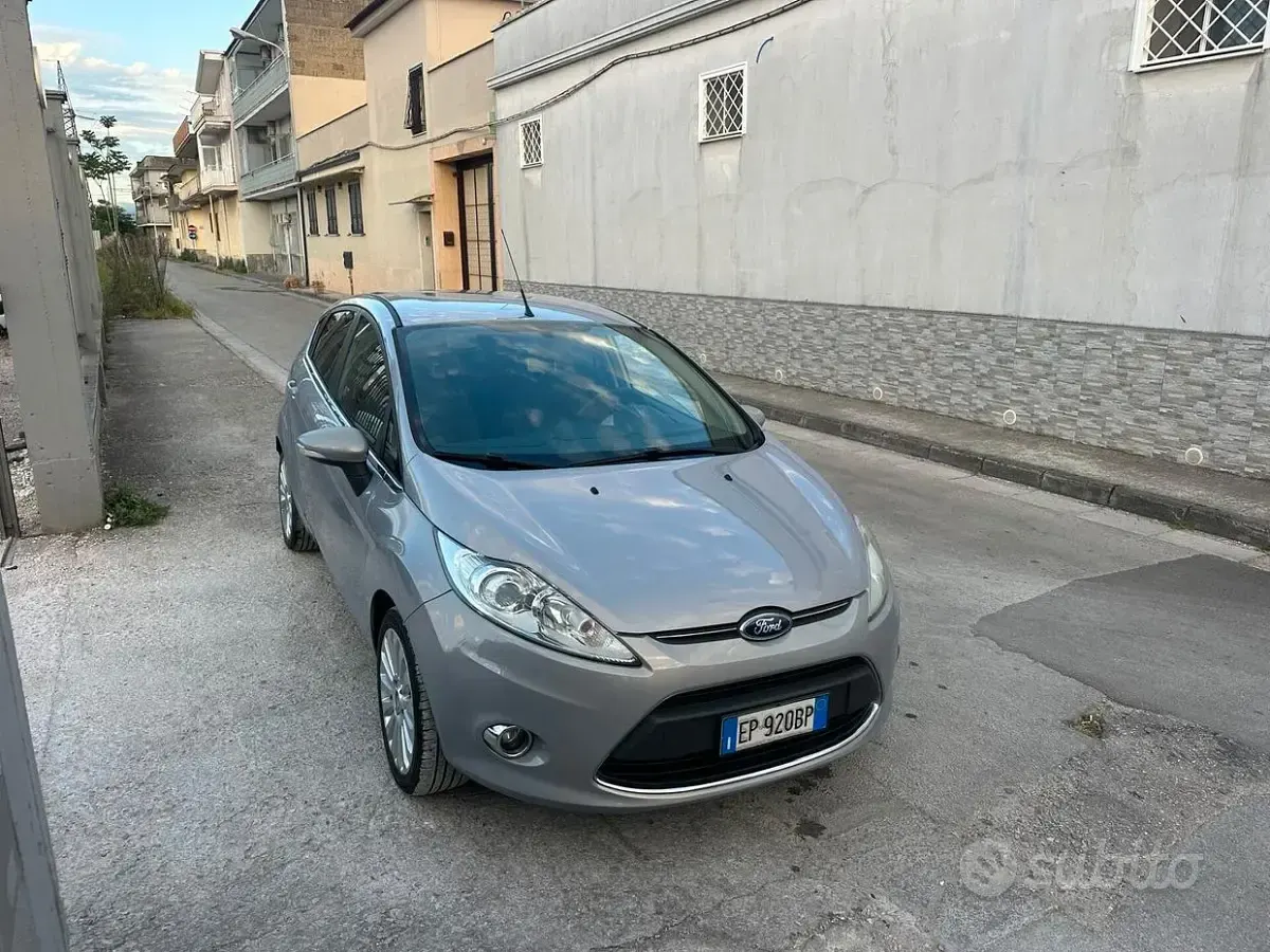 Usata Ford Fiesta Titanium 82 CV (60 kW) 2012 Grigio Utilitaria