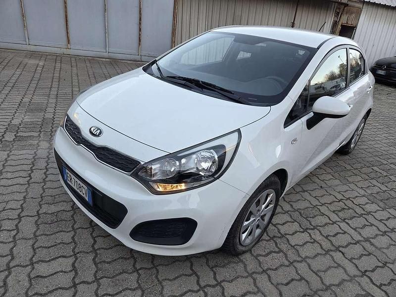 Usata Kia Rio LX 75 CV (55 kW) 2013 Bianco Berlina