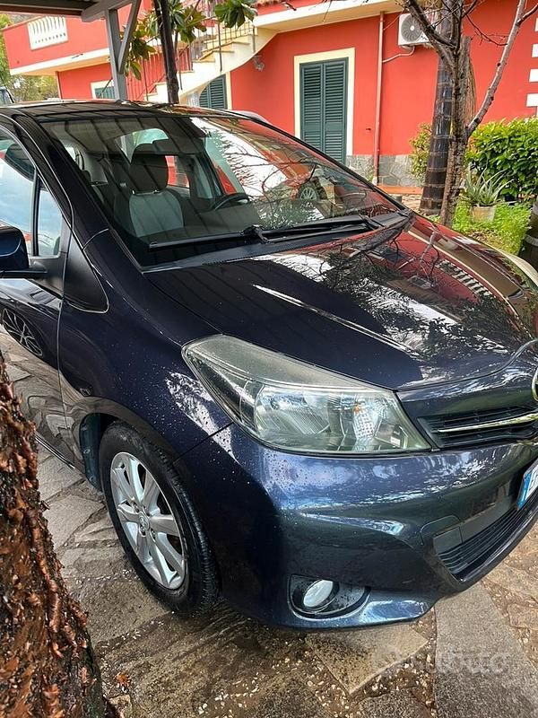 Usata Toyota Yaris Lounge 90 CV (66 kW) 2013 Blu Utilitaria