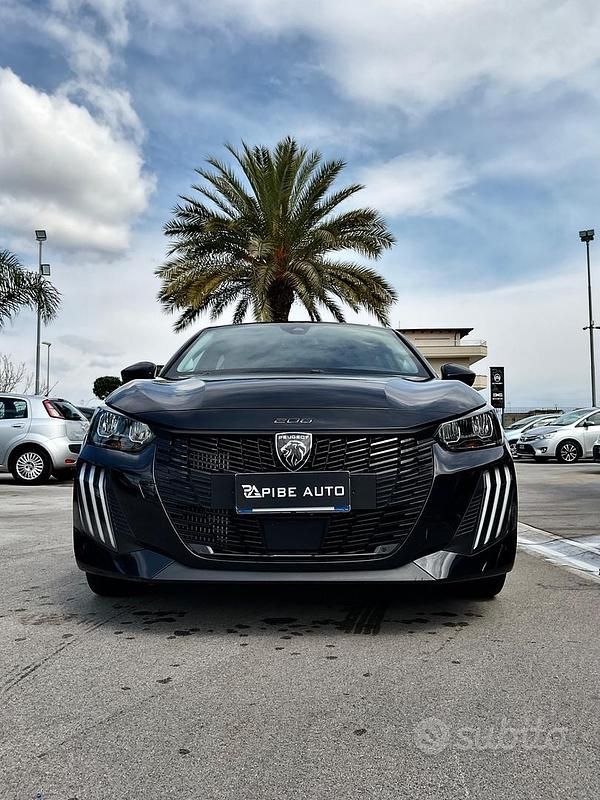 Usata Peugeot 208 Allure 100 CV (73 kW) 2025 Nero Utilitaria