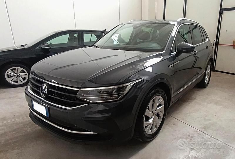 Usata VW Tiguan Life 122 CV (89 kW) 2023 Grigio SUV