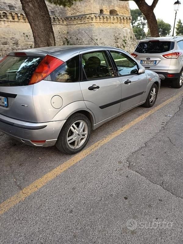 Begagnad Ford Focus 2003 Grå Sedan