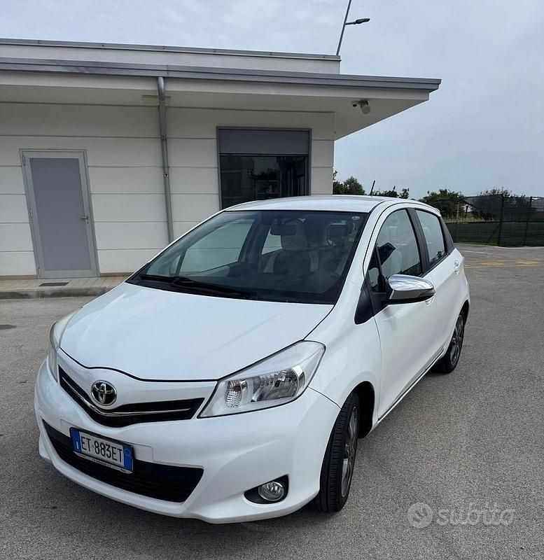 Usata Toyota Yaris 69 CV (50 kW) 2014 Bianco Utilitaria