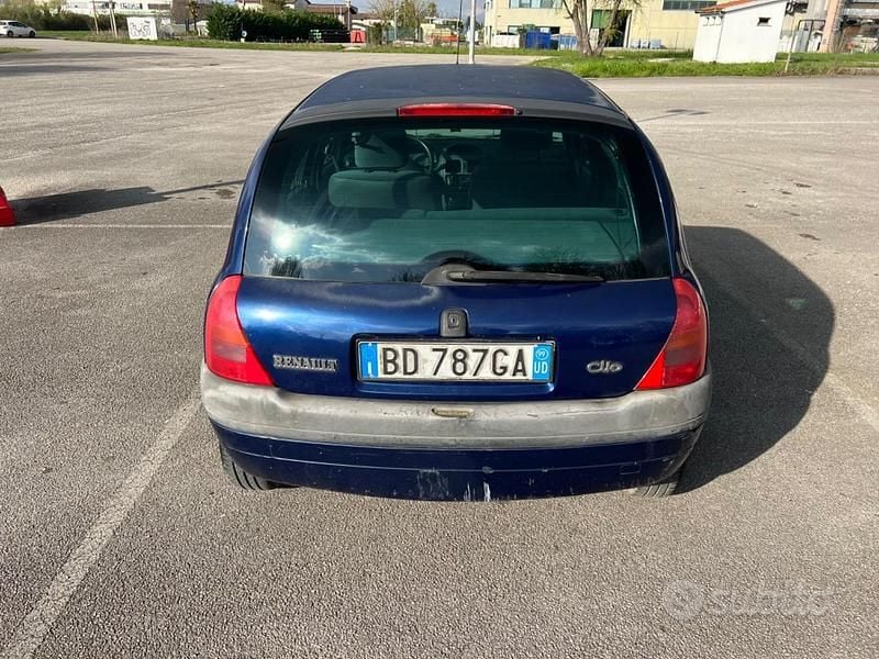 Usata Renault Clio II 58 CV (42 kW) 1999 Blu Berlina