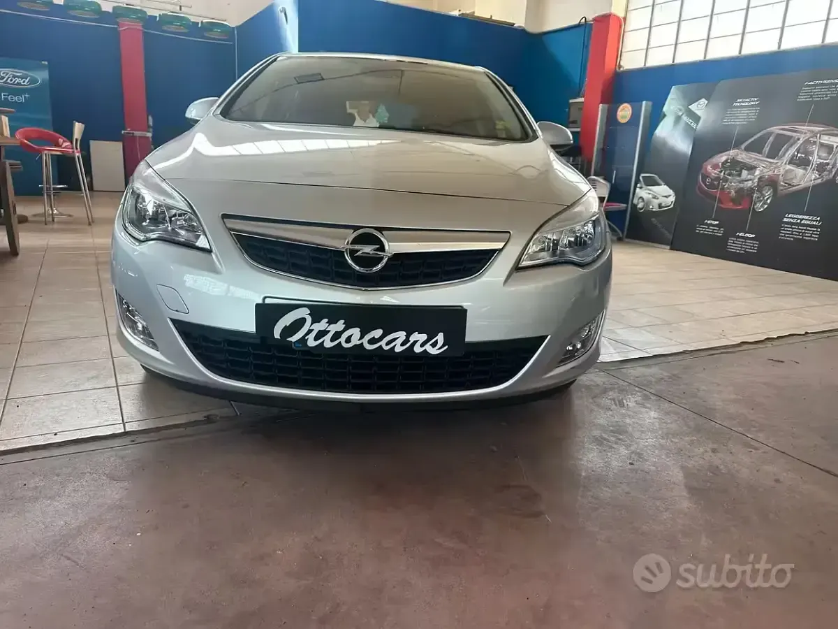 Usata Opel Astra Cosmo 140 CV (102 kW) 2010 Grigio Berlina