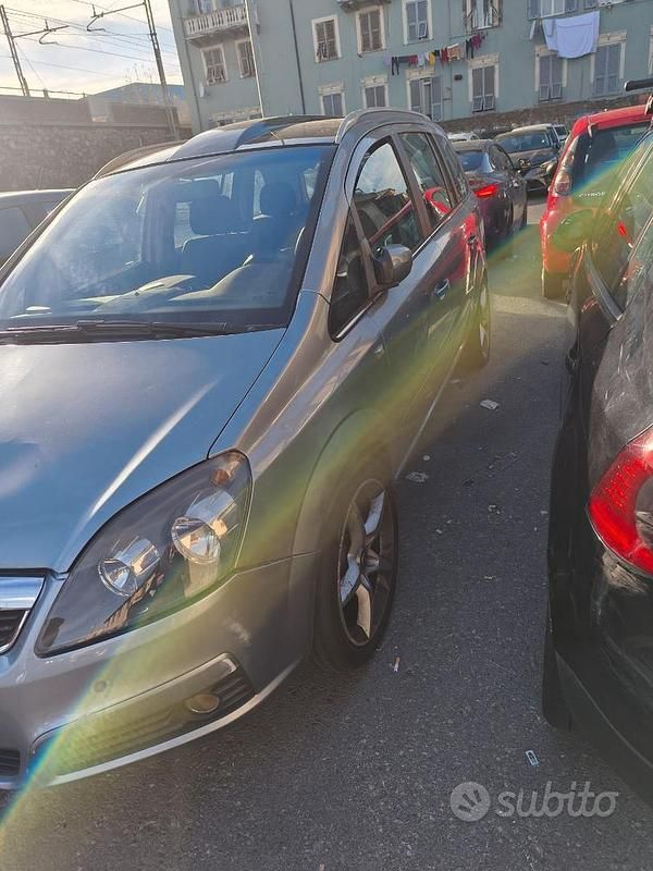 Usata Opel Zafira 2006 Grigio Monovolume