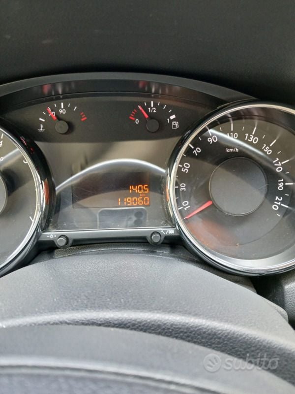 Usata Peugeot 5008 120 CV (88 kW) 2011 Nero Monovolume