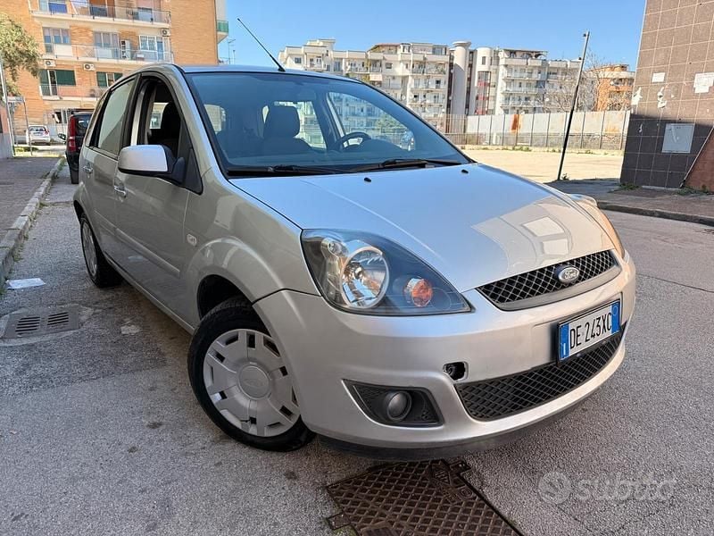 Usata Ford Fiesta Titanium 68 CV (50 kW) 2007 Grigio Utilitaria