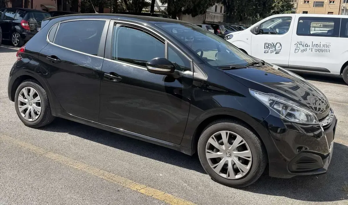 Usata Peugeot 208 Allure 102 CV (75 kW) 2019 Nero Utilitaria