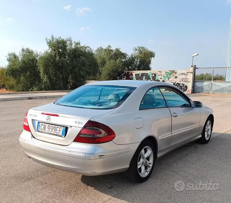 Usado Mercedes CLK270 Avantgarde 170 CV (125 kW) 2004 Gris Coupe