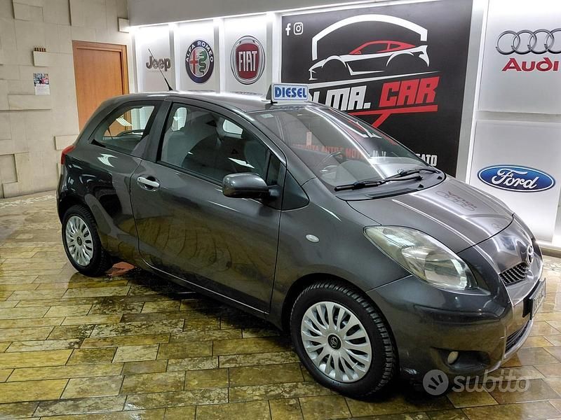 Usata Toyota Yaris 90 CV (66 kW) 2010 Grigio Utilitaria