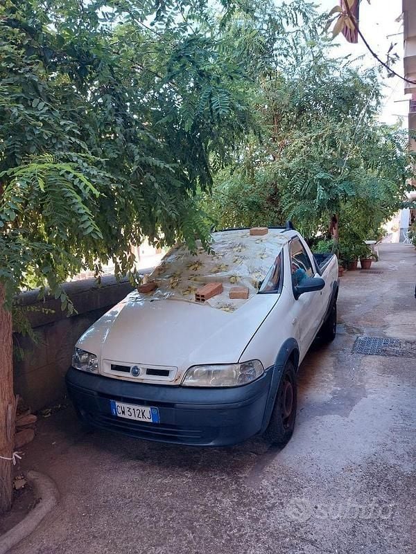 Usata Fiat Strada 80 CV (58 kW) 2005 Bianco Pick-up
