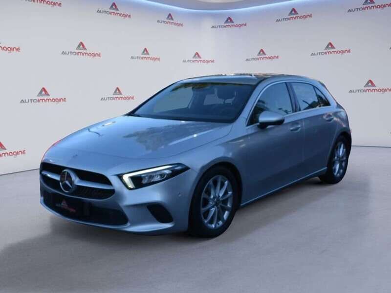 Argento metallizzato Usata 2021 Mercedes A180 Due volumi | 21.500 € (Buon prezzo) - Immagine 1/4