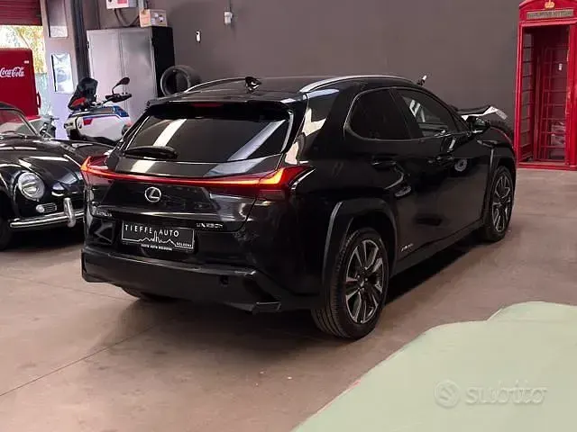 Usata Lexus UX 250h 184 CV (135 kW) 2019 Nero metallizzato SUV