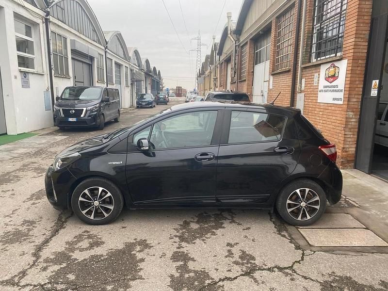 Usata Toyota Yaris Hybrid Active 73 CV (53 kW) 2019 Nero Berlina