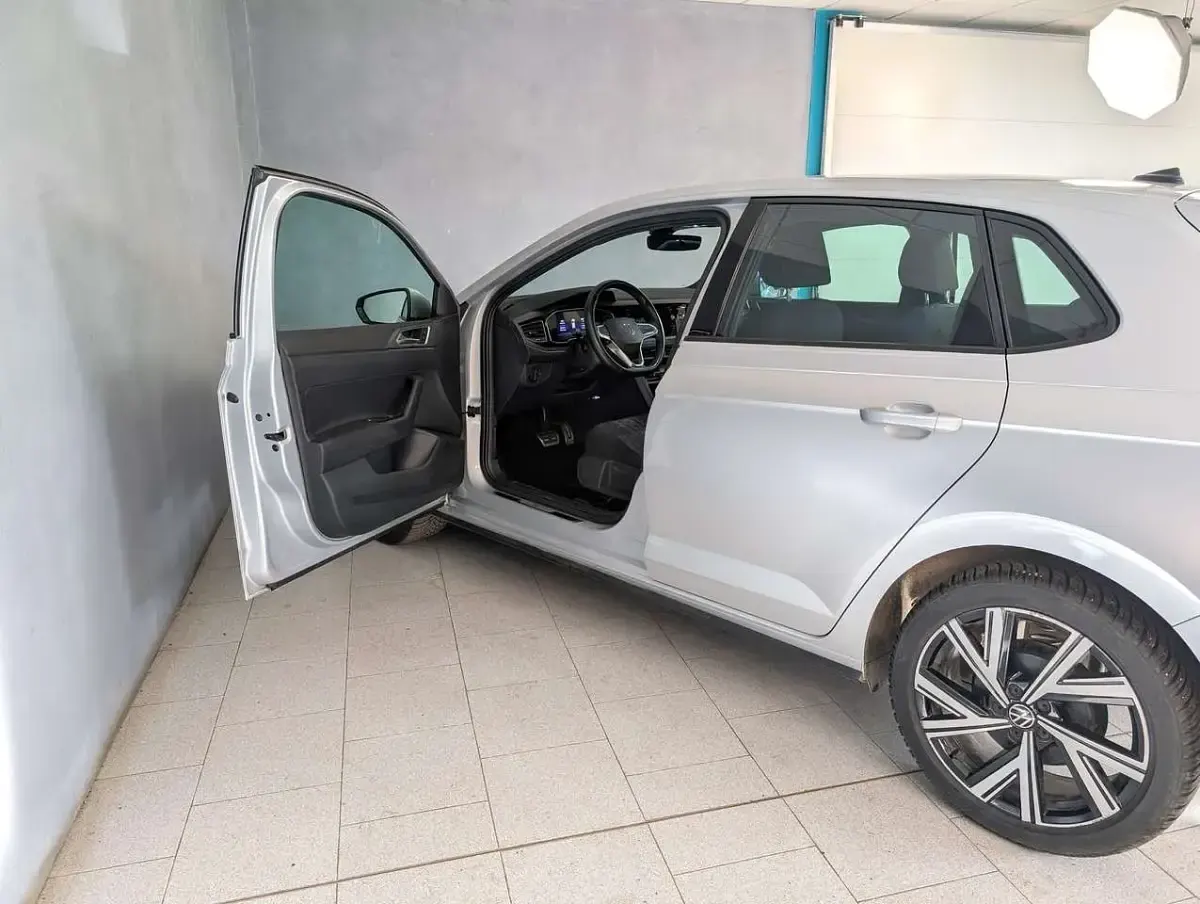 Usata VW Polo R-line 95 CV (69 kW) 2023 Grigio Utilitaria