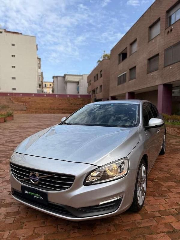 Usata Volvo V60 Momentum 114 CV (83 kW) 2014 Argento Station wagon