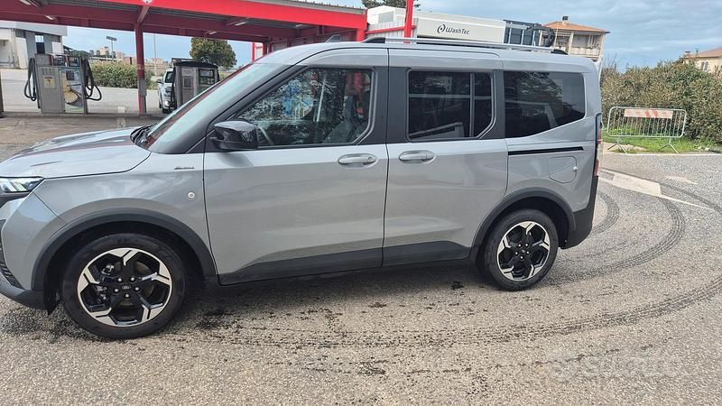Begagnad Ford Tourneo Active 125 HK (91 kW) 2025 Grå Sedan