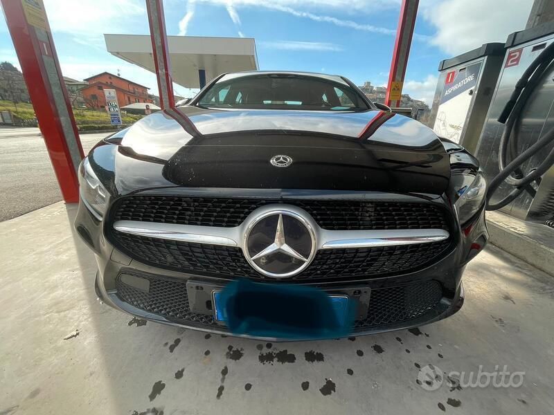 Nero Usata 2020 Mercedes A180 Due volumi | 21.800 € (Buon prezzo) - Immagine 1/4