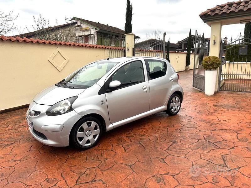 Usata Toyota Aygo 67 CV (49 kW) 2006 Grigio Utilitaria