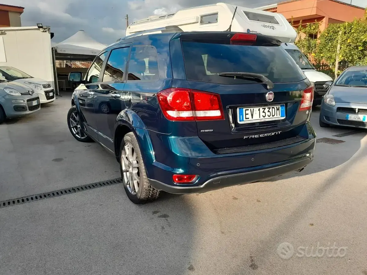 Usado Fiat Freemont Lounge 170 HP (125 kW) 2014 Preto SUV