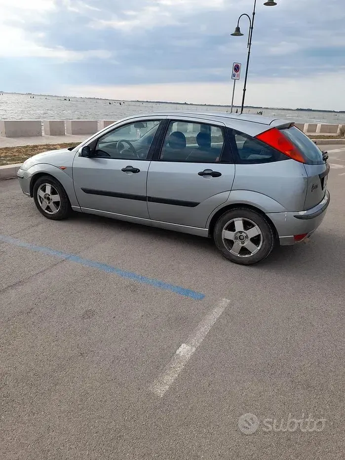 Usata Ford Focus 100 CV (73 kW) 2004 Grigio Berlina