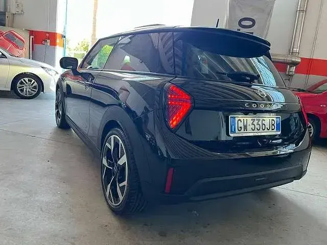 Usata Mini Cooper Favoured 204 CV (150 kW) 2024 Nero Utilitaria