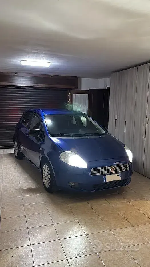 Usata Fiat Grande Punto 90 CV (66 kW) 2005 Bluazzurro Utilitaria