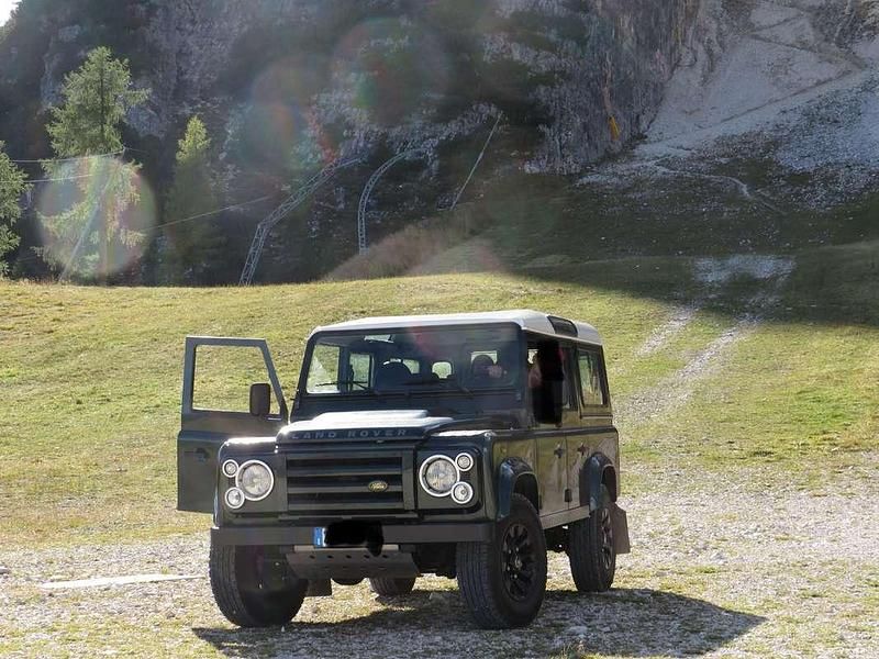 Usata Land Rover Defender SE 122 CV (89 kW) 2009 Verde Station wagon