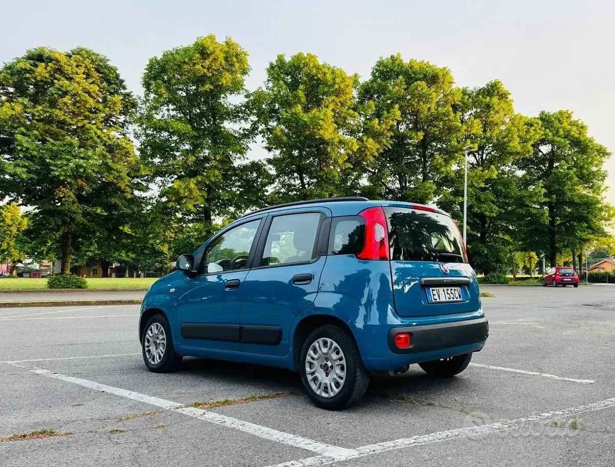 Usata Fiat Panda Lounge 69 CV (50 kW) 2014 Blu Utilitaria