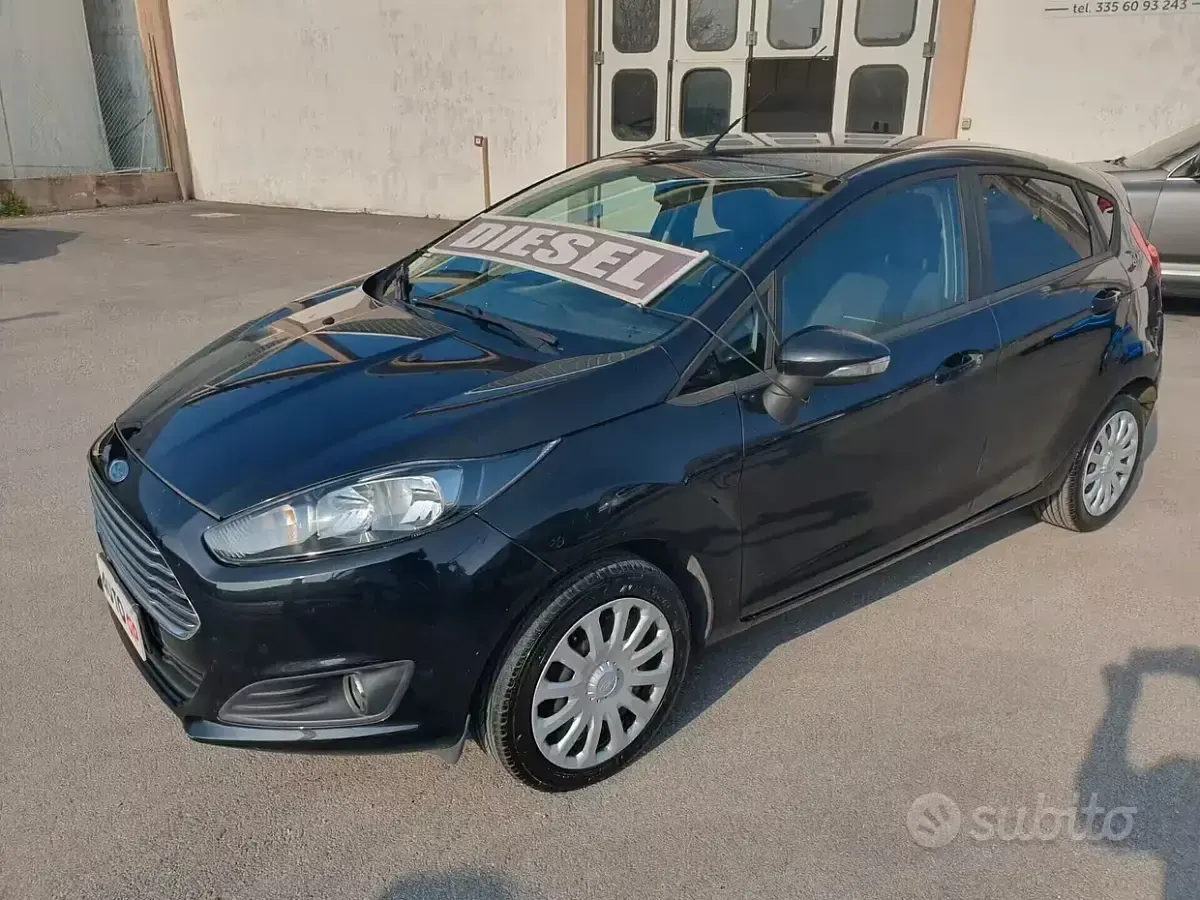 Usata Ford Fiesta 75 CV (55 kW) 2015 Nero Utilitaria