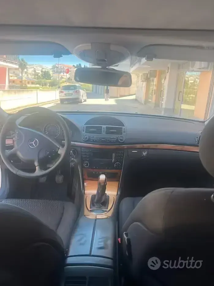 Usata Mercedes E270 177 CV (130 kW) 2002 Grigio Berlina