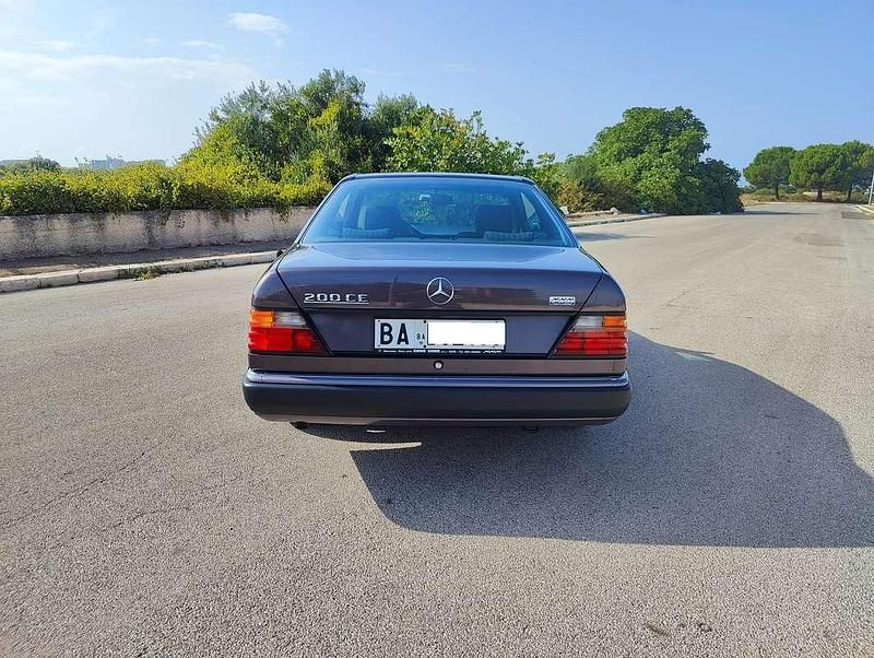 Usata Mercedes 200 122 CV (89 kW) 1992 Lilla Coupé