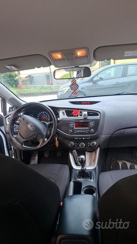 Begagnad Kia Ceed 2013 Vit Halvkombi