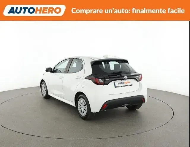 Usata Toyota Yaris Hybrid Active 92 CV (67 kW) 2022 Bianco Berlina